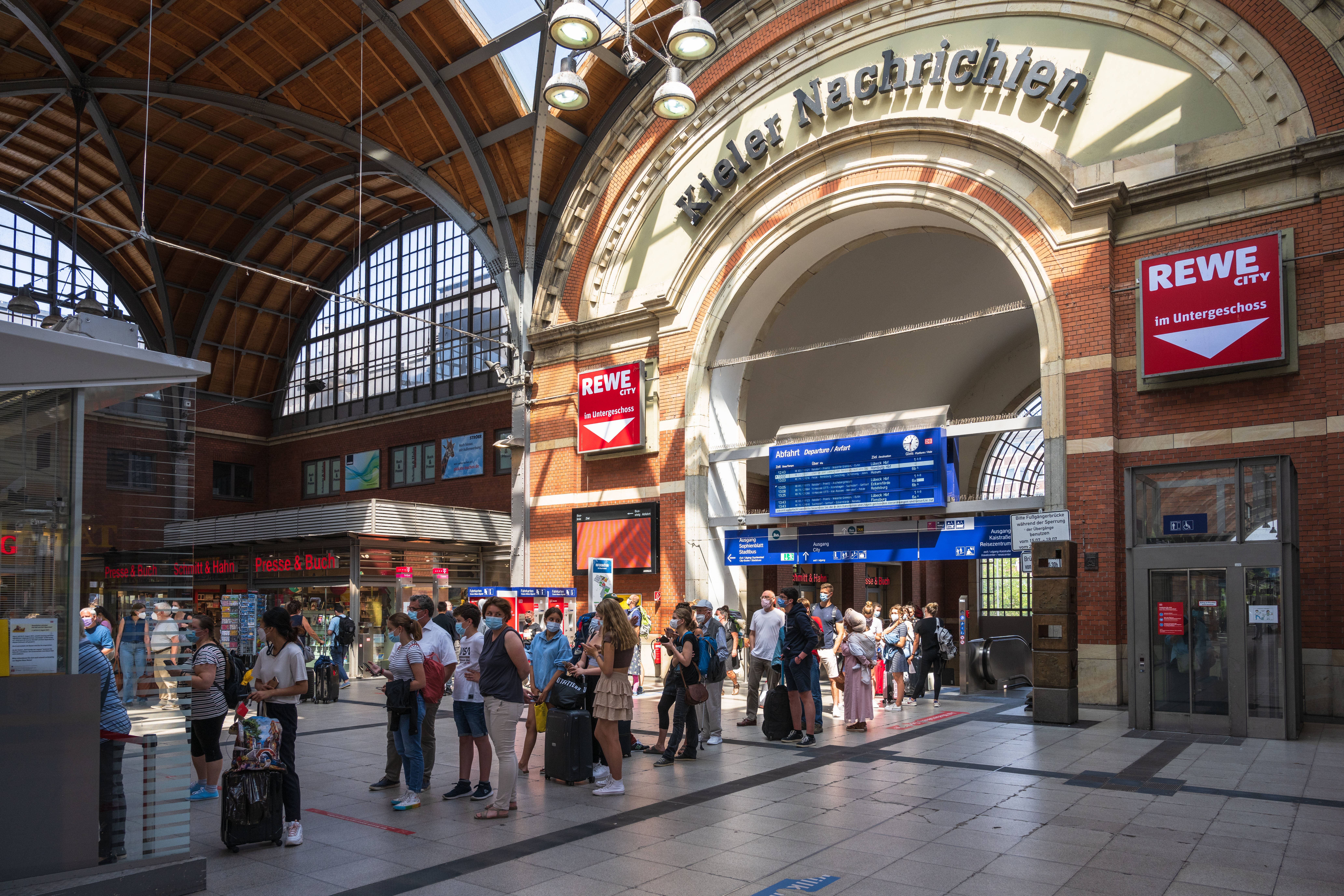 Menschen warten am Kieler Hauptbahnhof. (Symbolbild)