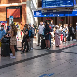 Menschen warten am Kieler Hauptbahnhof. (Symbolbild)