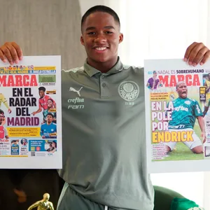 Endrick zeigt zwei Titelseiten der spanischen Sporttageszeitung „Marca“.