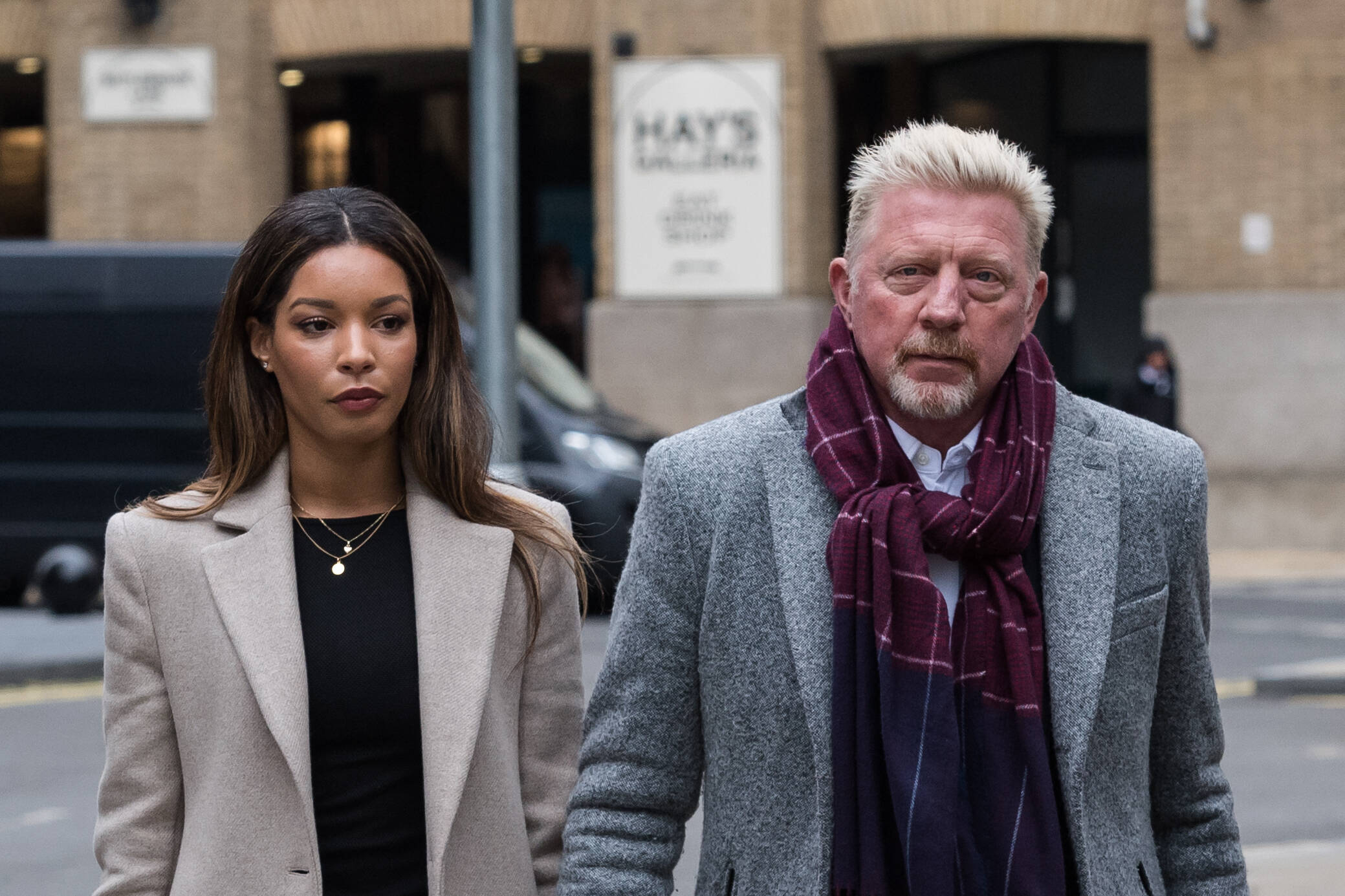 Boris Becker an der Seite seiner Lebensgefährtin Lilian De Carvalho Monteiro auf dem Weg zum Gerichtsprozess im April. (Archivbild)