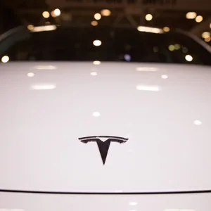 Ein Tesla-Fahrer ist während der Fahrt hinter einem Polizeiwagen eingeschlafen. (Symbolbild)