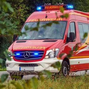 Ein Einsatzfahrzeug der Feuerwehr steht auf einer Straße. (Symbolbild)