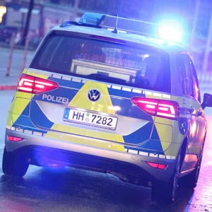 Ein Einsatzwagen der Hamburger Polizei fährt mit Blaulicht. (Symbolbild)
