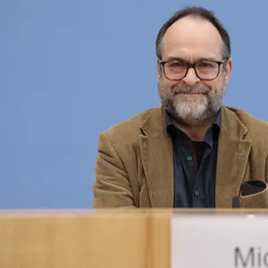 Wenzel Michalski bei der Bundespressekonferenz