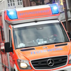 Ein Rettungswagen der Feuerwehr (Symbolbild): Bei Dabel brachen zwei Männer durch die dünne Eisdecke eines Sees.