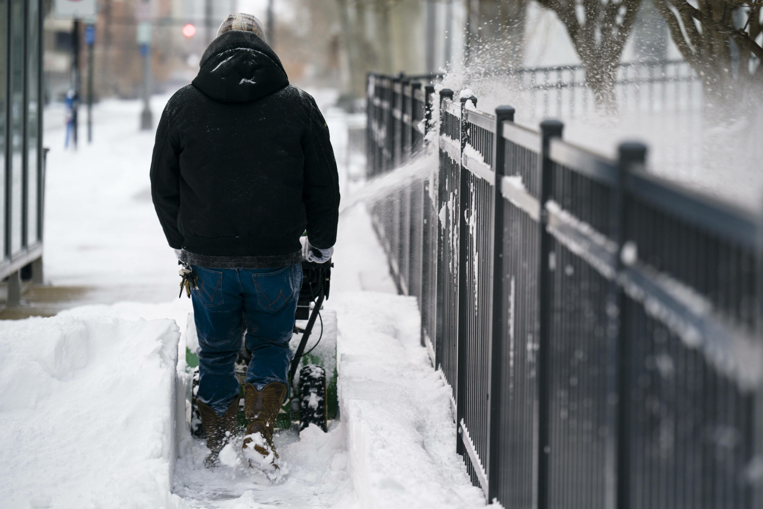 In Columbus, Ohio räumt ein Mann Schnee von der Straße.