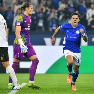 7. Mai: Ex-Kiezkicker Rodrigo Zalazar beendet  St. Paulis Aufstiegsträume  und lässt die der Schalker  wahr werden. 