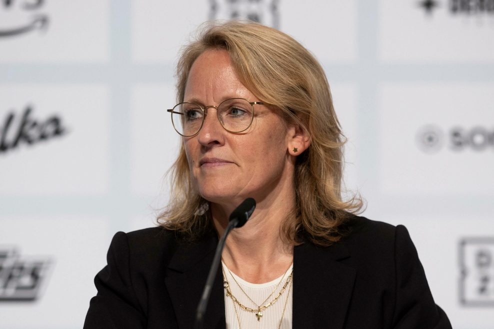 DFL-Geschäftsführerin Donata Hopfen auf dem Podium