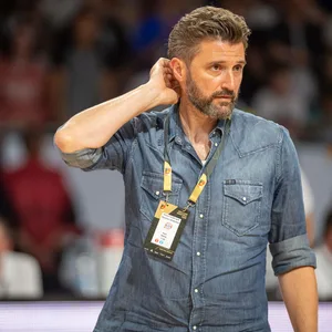 Bayern-Geschäftsführer Marko Pesic kratzt sich am Kopf
