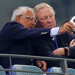 Im Volksparkstadion auf der Tribuene: Felix Magath, Direktor Nachwuchs Horst Hrubesch