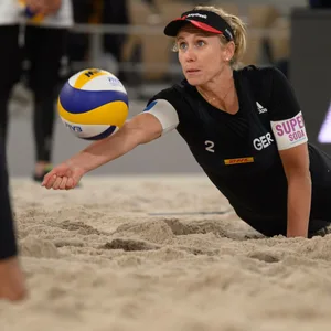Karla Borger beim Beachvolleyball in Aktion