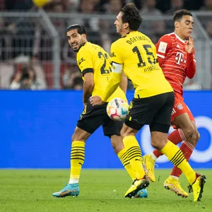 Mats Hummels im Zweikampf mit Jamal Musiala