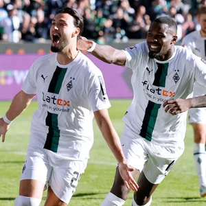 Ramy Bensebaini bejubelt ein Tor für Borussia Mönchengladbach.