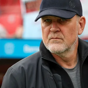 Jörg Schmadtke beim Spiel zwischen VfL Wolfsburg und Bayer Leverkusen