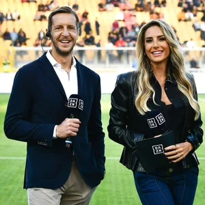 Die DAZN-Experten Massimo Ambrosini und Dario Marcolin mit DAZN-Moderatorin Giorgia Rossi während eines Serie A-Spiels