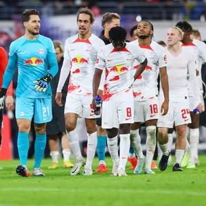 Leipzigs Mannschaft mit David Raum (li., RB Leipzig) und Torwart Janis Blaswich (mi., RB Leipzig) nach Abpfiff