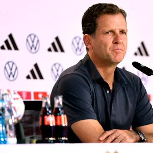 Oliver Bierhoff bei einer Pressekonferenz