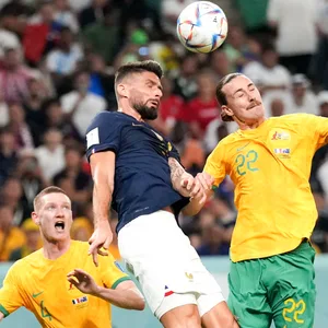 Vor ihrem Trikottausch trafen sich Olivier Giroud und Jackson Irvine zum Kopfballduell.