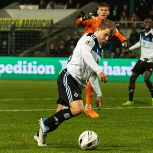 Nachwuchsstürmer Tom Sanne (l./hier mit der U21 gegen Lübeck) war in der Hinrunde für drei verschiedene HSV-Teams im Einsatz. 