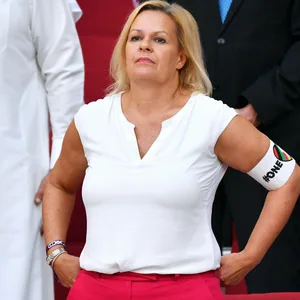 Nancy Faeser zeigt sich bei der WM mit „One Love”-Armbinde.