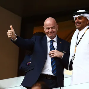 Gianni Infantino zeigt den Daumen nach oben