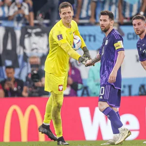 Polens Torwart Wojciech Szczesny und Argentiniens Superstar Lionel Messi