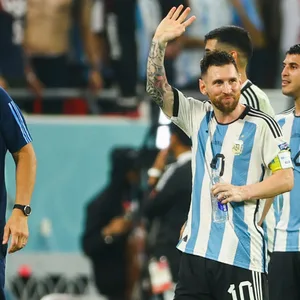 Lionel Messi winkt nach WM-Sieg über Australien Richtung Tribüne