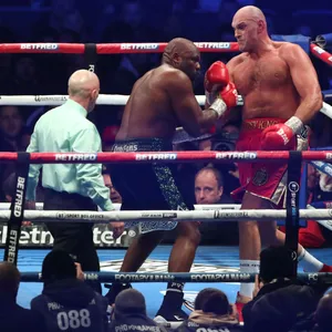 Tyson Fury (r.) im Boxkampf gegen Dereck Chisora