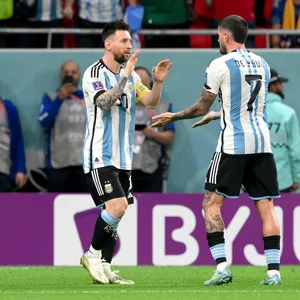 Jubel nach dem Tor durch Lionel Messi mit Rodrigo de Paul