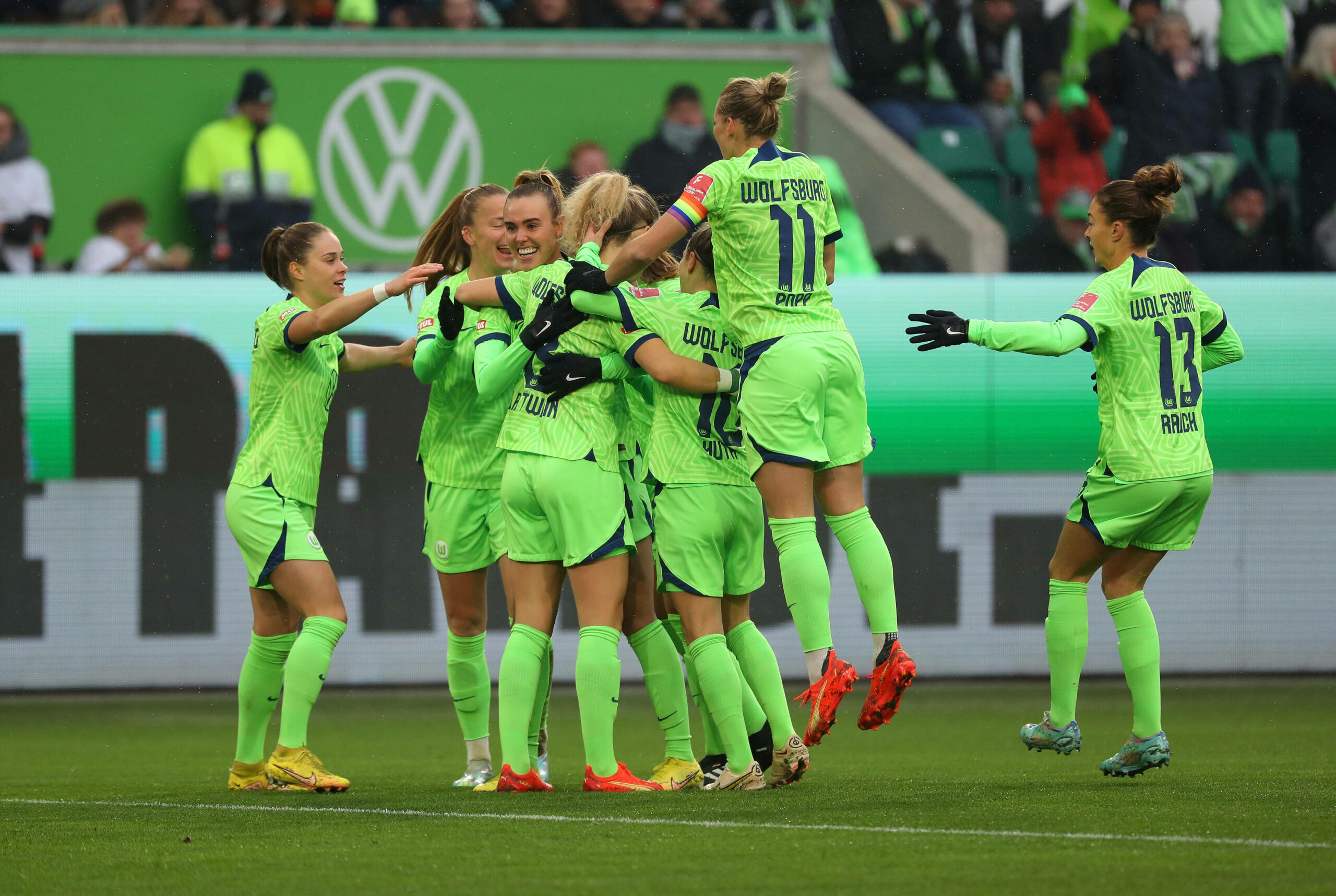 Wolfsburgerinnen feiern den Sieg