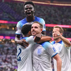 Englands Spieler bejubeln den Führungstreffer.