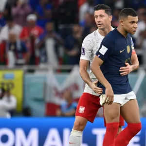 Zwei Stars unter sich: Polens Lewandowski und Frankreichs Mbappe