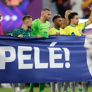 Brasiliens Spieler mit einem Plakat für Pelé