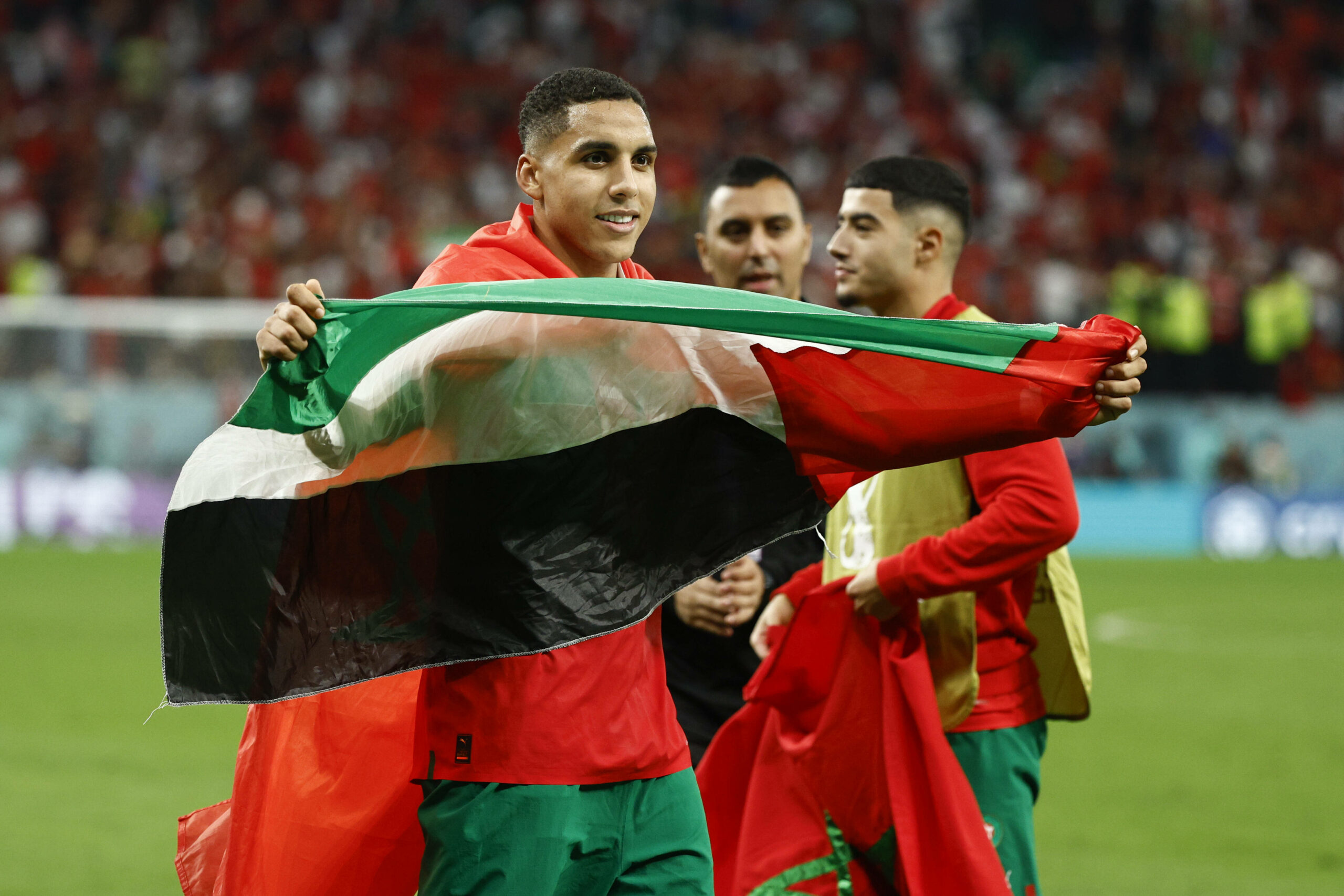 Marokkos Abdelhamid Sabiri feiert nach dem Sieg gegen Spanien mit einer palästinensischen Flagge.