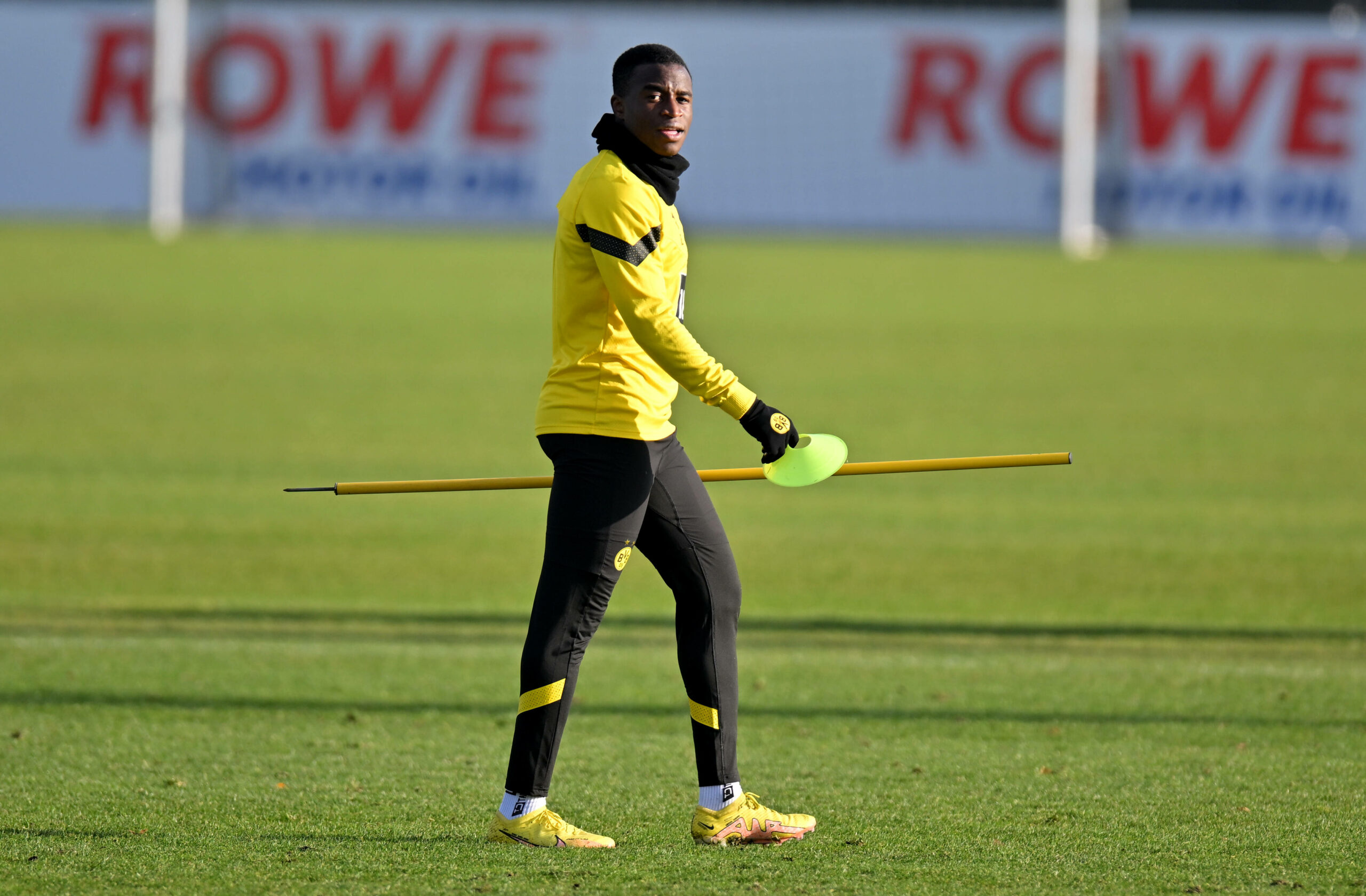 Dortmunds Youssoufa Moukoko geht vom Platz