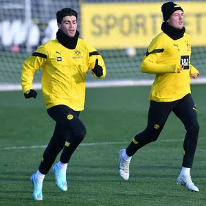 Giovanni Reyna (L) mit Julian Brandt im Training