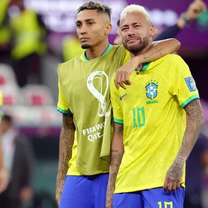 Rapinha tröstet Neymar nach dem WM-Aus Brasiliens.