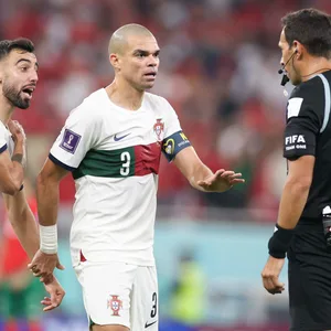 Portugals Pepe diskutiert mit Schiri Facundo Tello