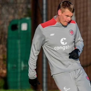 Eric Smith im St. Pauli Training mit Marcel Hartel