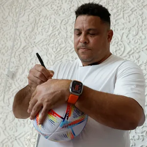 Ronaldo signiert einen Fußball