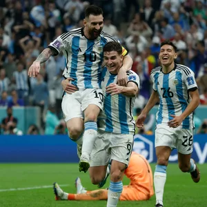 Die beiden entscheidenden Männer des Abends: Doppel-Torschütze Julián Álvarez nimmt Lionel Messi vor Freude auf den Arm.