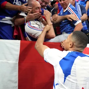 Kylian Mbappé erkundigt sich nach einem Fan.