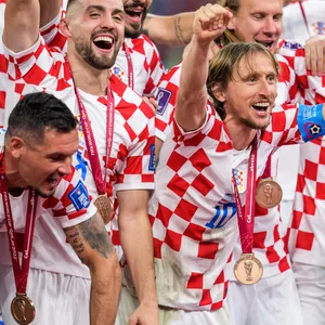 Die Kroaten um Superstar Luka Modric (M.) bejubeln den Gewinn der Bronze-Medaille.