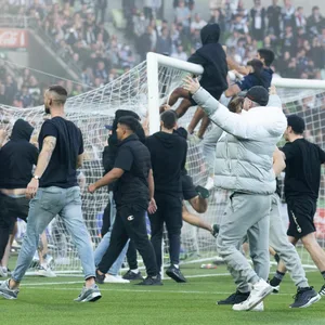 Im Melbourne-Derby stürmten Fans den Platz