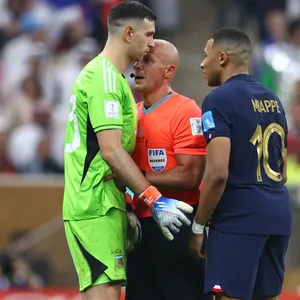 Emiliano Martínez und Kylian Mbappé waren sich schon während des Spiels nicht immer grün.