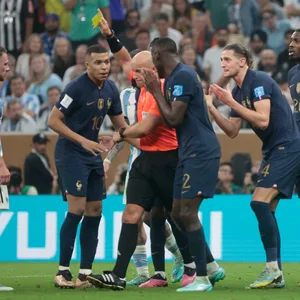 Schiedsrichter Szymon Marciniak erhielt für seine Leistung im WM-Finale viel Lob. Einige Franzosen sahen das während und auch nach dem Spiel anders.