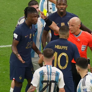 Szymon Marciniak verteilt eine Gelbe Karte im WM-Finale.
