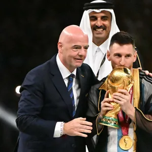Gianni Infantino übergibt Lionel Messi den WM-Pokal.