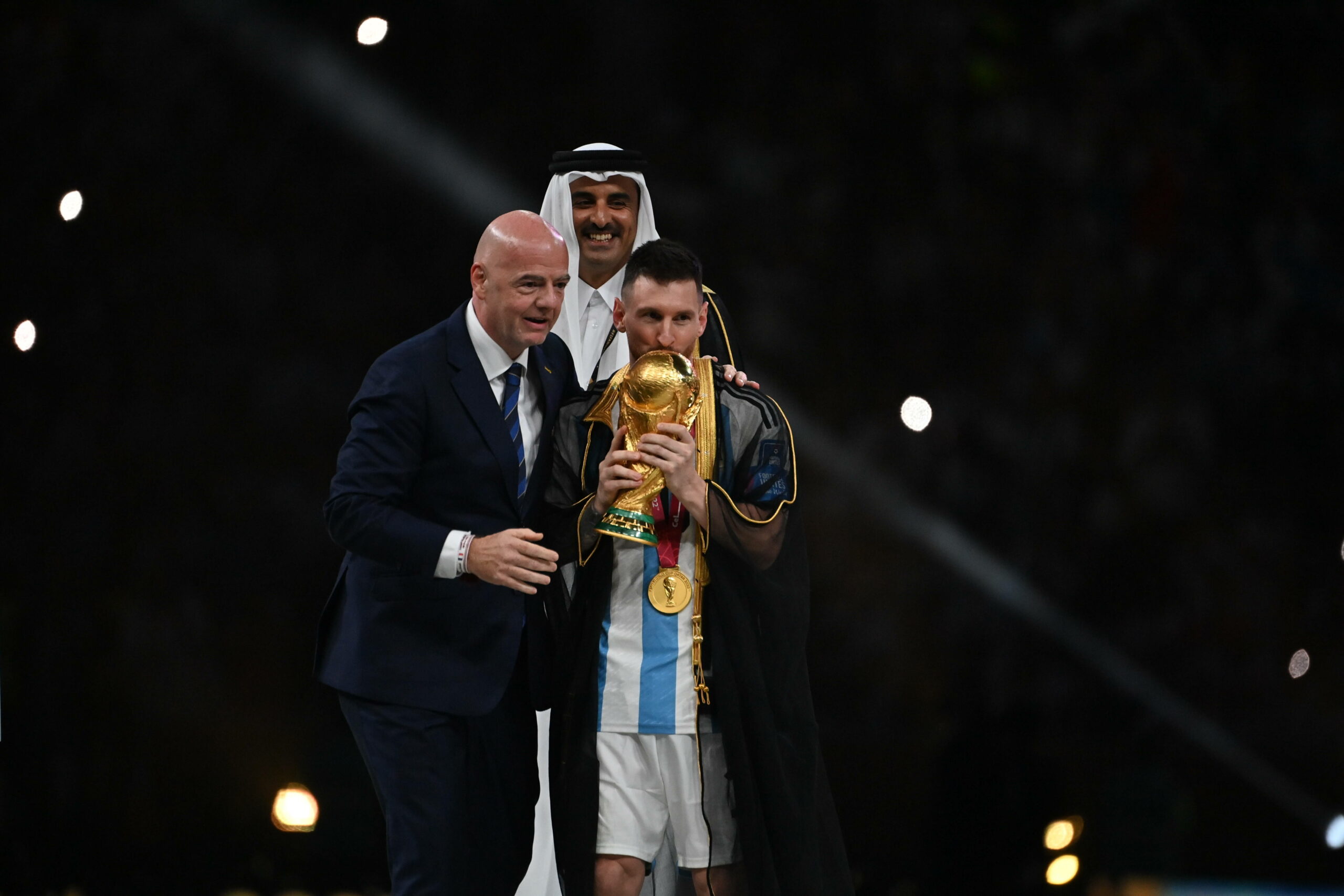 Katars Staatsoberhaupt Emir Tamim bin Hamad Al Thani (M.) hatte Messi das Bischt zur Siegerehrung umgelegt.