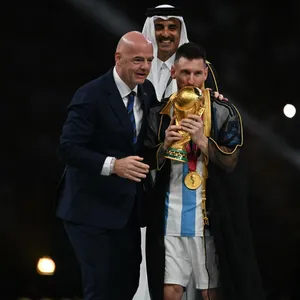 Katars Staatsoberhaupt Emir Tamim bin Hamad Al Thani (M.) hatte Messi das Bischt zur Siegerehrung umgelegt.